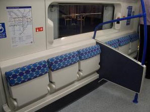 Assentos retráteis e barra de sustentação permitem até dois cadeirantes no metrô