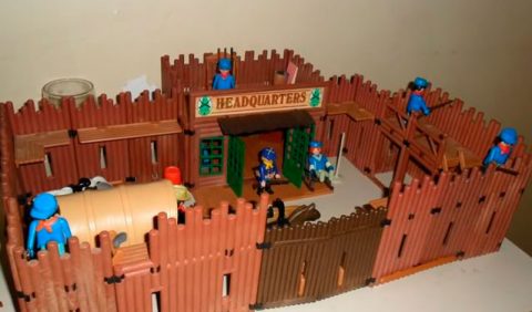 Forta de brinquedo com seis bonequinhos playmobil, uma carroça e um cavalinho