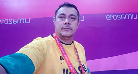 Foto de um atleta paralímpico, com a camisa da delegação brasileira e uma medalha no peito.