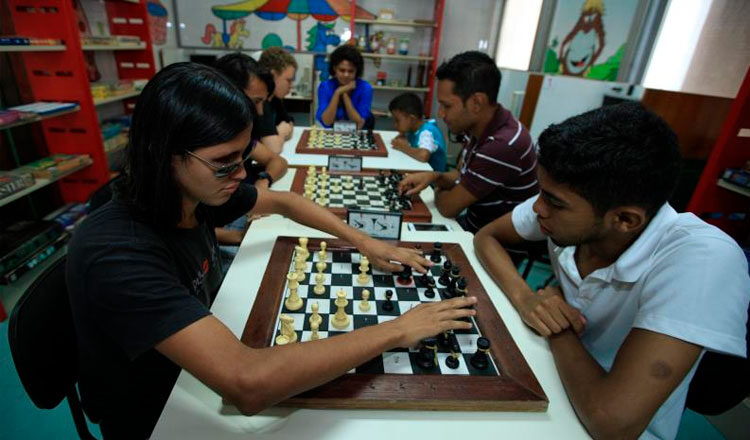 Jogo de xadrez tátil adaptado para deficientes visuais - Tecnologia  Assistiva